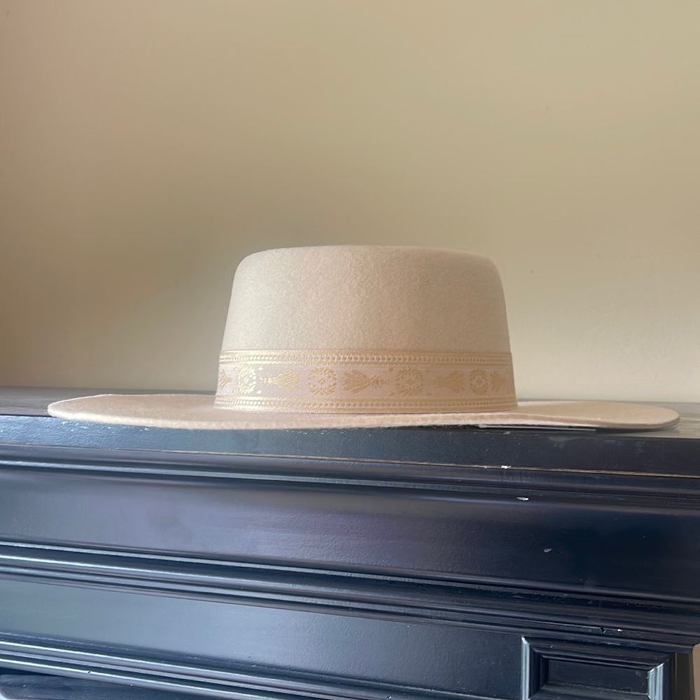 Lack of color hat S